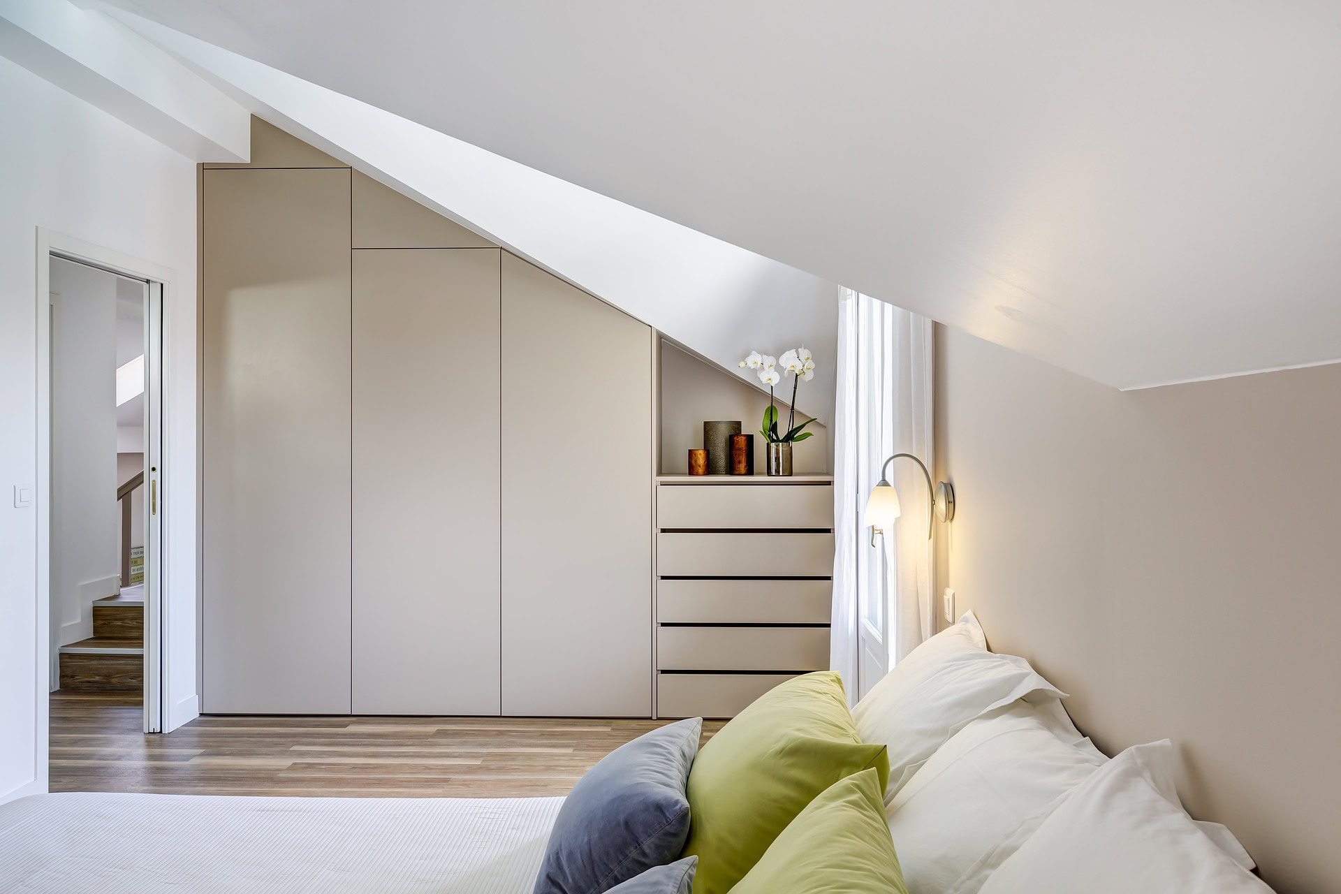 Chambre mansardée avec dressing intégré et rangements sur mesure